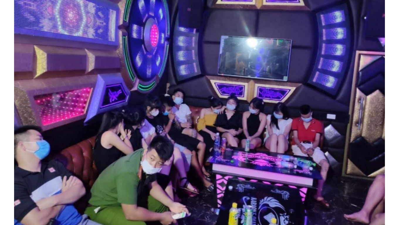 Bắt tại trận 15 'nam thanh nữ tú' đang sử dụng ma túy trong karaoke